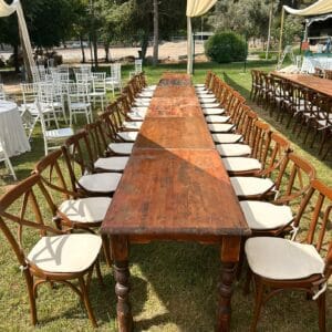 antalya orfe at çiftliği düğün organizasyonu rustik ahşap masa ve sandalye