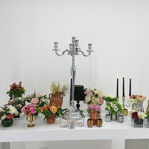 Şık davetler ve kokteyl organizasyonları için zarif masa üstü çiçek aranjmanları ve şamdan süslemeleri.