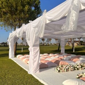 Antalya Liberty Otel Kundu düğün organizasyonu tül çadır gazebo ve yer minderi dekoru
