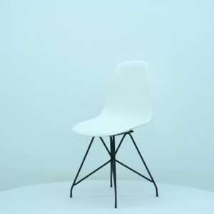 Beyaz Eames fuar sandalyesi modern stand ve etkinlik modeli