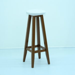 Kahverengi ahşap tabure rustik bar ve kokteyl organizasyon modeli