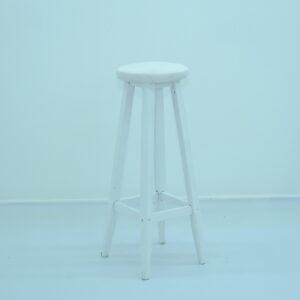 Beyaz ahşap tabure modern bar ve bistro organizasyon modeli