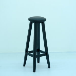 Siyah ahşap tabure modern bar ve bistro organizasyon modeli